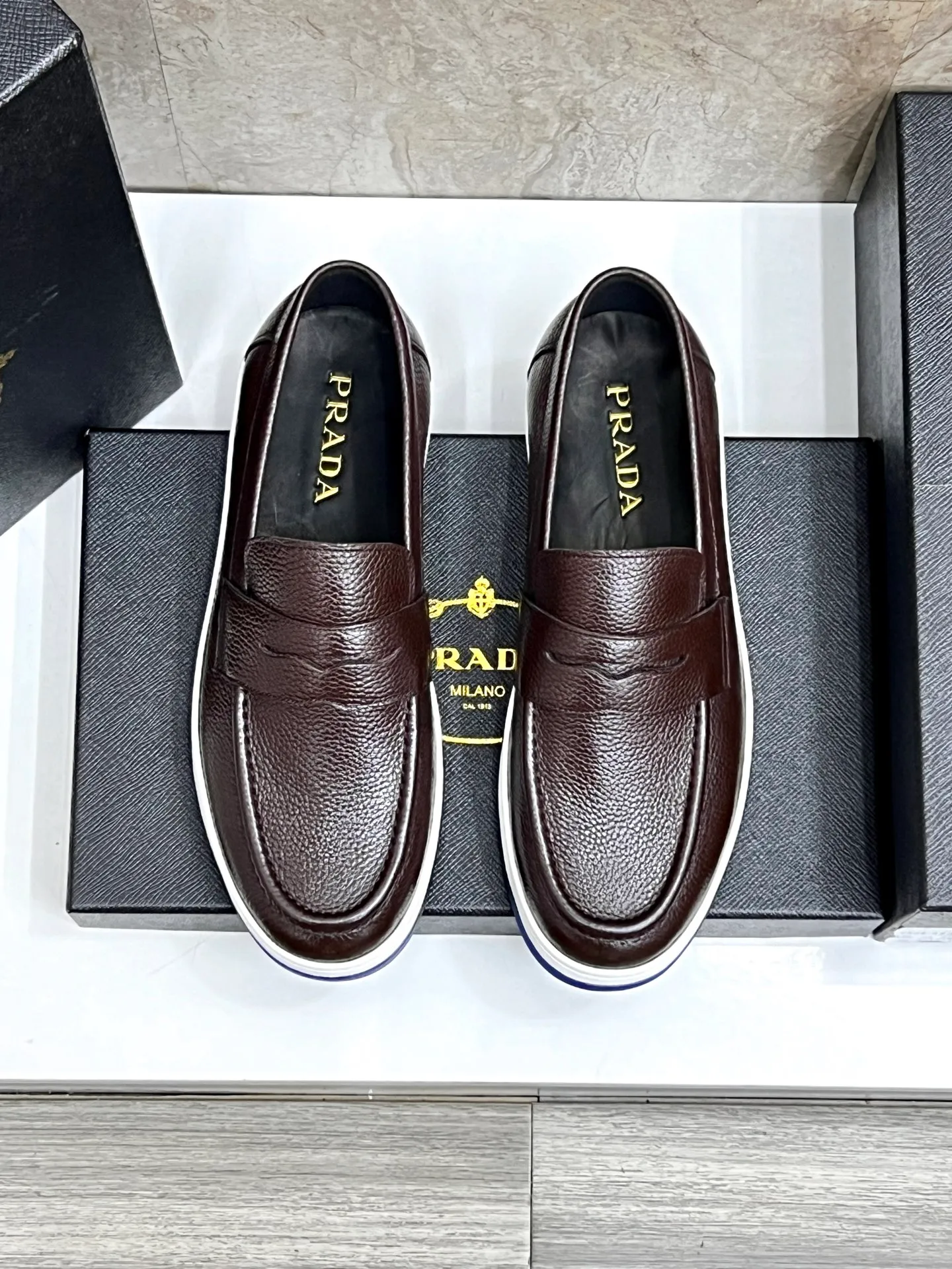💰620 Prada classic men’s lace-up casual shoes｜Imported cowhide upper｜Layered stitching design on the upper Lightweight and breathable｜Soft and comfortable｜PRADA letters on the side｜Distinctive sporty style Showing the brand style｜Lightweight embossed rubber sole｜With cowhide foot pad lining｜Excellent foot feel Fashionable and elegant｜Size: 38-44 (customized at 45)